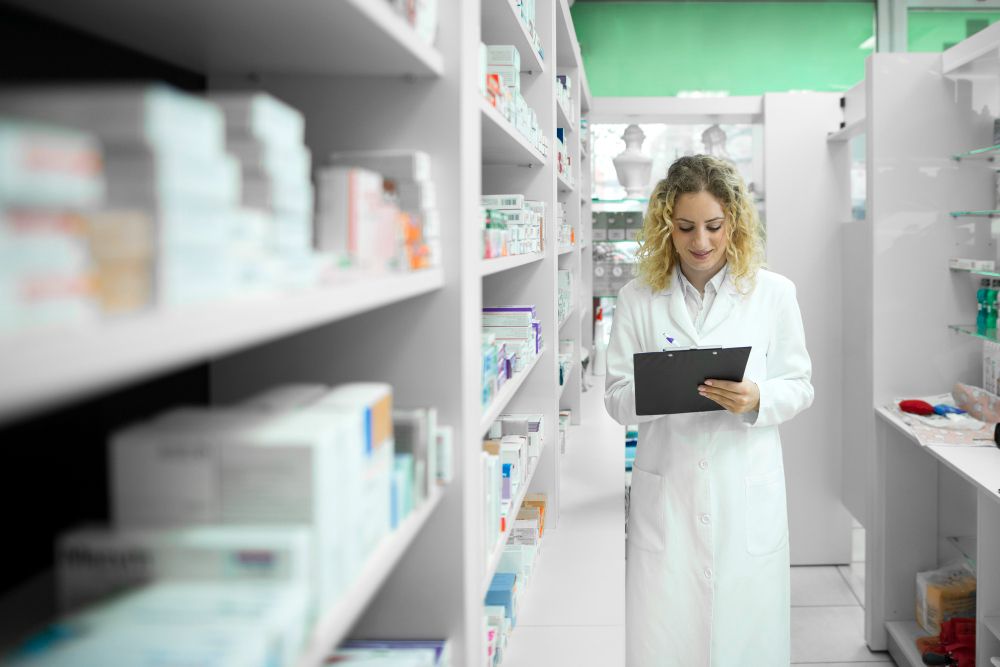 Apothekerin überprüft Medikamentenbestand im Warenlager