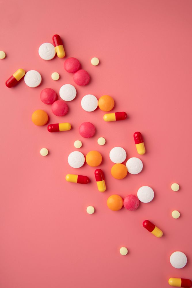 Anordnung verschiedener Medikamente und Tabletten von oben