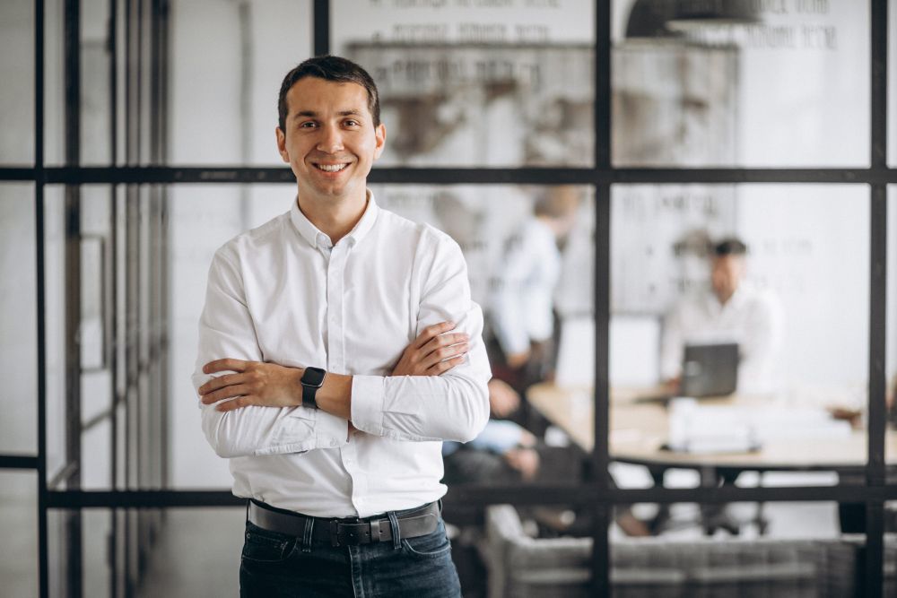 Unternehmer mit verschränkten Armen im Büro